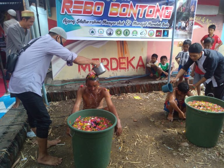 Rebo Bontong Tradisi Penolak Bala MATARAM RADIO CITY