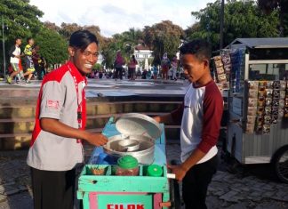 Jualan Cilok, Siapa Takut!