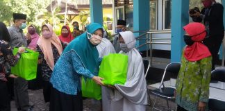 PKK NTB Peduli, Serahkan Bantuan Untuk Lansia PSLU Mandalika