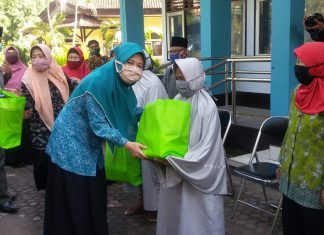 PKK NTB Peduli, Serahkan Bantuan Untuk Lansia PSLU Mandalika