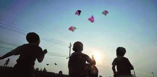 Jangan Bermain Layang-Layang di Jalan Raya,Bahaya!