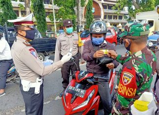 Semarakkan Hari Jadi Bhayangkara, Polisi Bagi Masker dan Pencuci Tangan