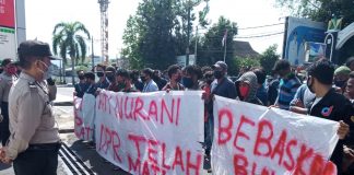 Tolak RUU HIP dan Omnibus Law, Aliansi Rakyat NTB Gedor Gedung Wakil Rakyat