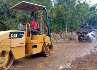 FOTO : Pembangunan Jalan di Desa Lenek Daya, Program Aspirasi SJP