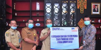 BRI Serahkan CSR Truk Tangki Air ke Lombok Barat
