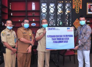 BRI Serahkan CSR Truk Tangki Air ke Lombok Barat