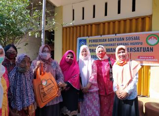 Bantu Warga Terdampak Covid 19, Dharma Wanita NTB Salurkan 700 Paket Sembako