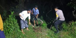 Antisipasi Penolakan Warga Desa, Polres Loteng Bantu Prosesi Penguburan Pasien Positif Korona