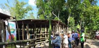 Cegah Pencurian Ternak, TNI-POLRI Gotong Royong Pemagaran Kandang