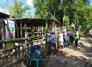Cegah Pencurian Ternak, TNI-POLRI Gotong Royong Pemagaran Kandang