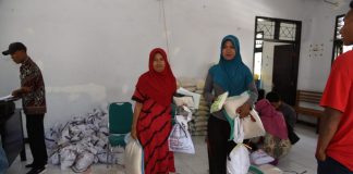 Warga Dompu Terima JPS Gemilang