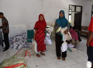 Warga Dompu Terima JPS Gemilang