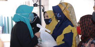 Bunda Niken Serahkan Olahan Bakso Ikan dan 10.000 Ayam Petelur