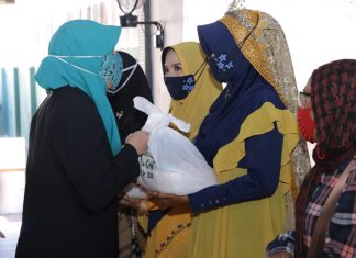 Bunda Niken Serahkan Olahan Bakso Ikan dan 10.000 Ayam Petelur