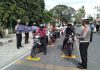 Polres Sumbawa Pasang Tanda Pembatas Jarak di Lampu Merah