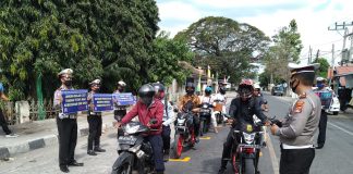 Polres Sumbawa Pasang Tanda Pembatas Jarak di Lampu Merah