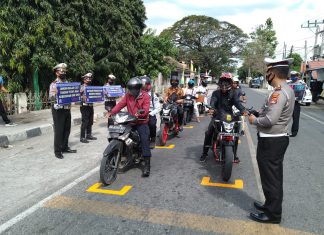 Polres Sumbawa Pasang Tanda Pembatas Jarak di Lampu Merah