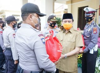 Alumni AKPOL 91 di Mataram Membagikan Ratusan Paket Sembako