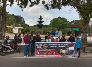 Anak Motor Di Mataram Bagikan Daging Kurban Ke Pekerja Jalanan