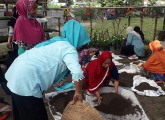 Perempuan Kreatif, Olah Limbah Jadi Pupuk