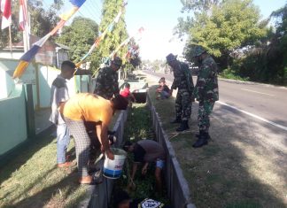 TNI dan Rakyat Bersihkan Lingkungan