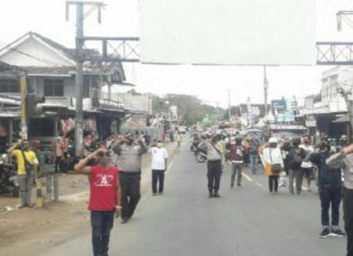 Unik! Peringatan Detik-detik HUT RI Digelar Di Jalan Raya Loteng