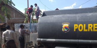 Polsek Dompu Salurkan Air Bersih