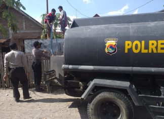 Polsek Dompu Salurkan Air Bersih