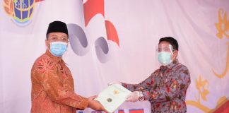 Gubernur Serahkan 1689 Sertifikat Tanah di Sumbawa