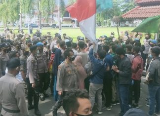 232 Polisi Kawal Demo Tolak UU Ciptakerja