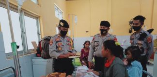 Jama’ah masjid Polres Dompu Santuni Bocah Luka bakar