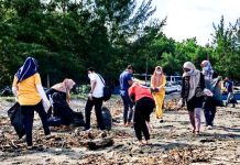 Bersih Pantai Majukan Wisata