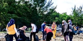 Bersih Pantai Majukan Wisata