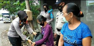 Polsek Lingsar Bagi Sembako