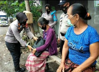 Polsek Lingsar Bagi Sembako