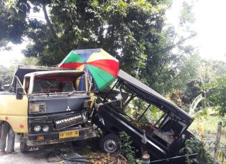 Truck Seruduk Mobil Penjual Buah