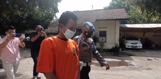 Hanya Pakai Celana Dalam, BR Satroni Rumah Warga