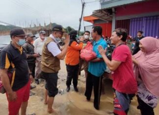 Warga Terdampak Banjir Terima Bantuan