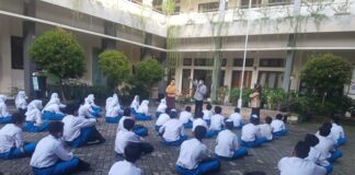 Siswa SD dan SMP di Kota Mataram Masuk Sekolah