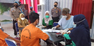 Tahanan Polres Lobar Divaksin