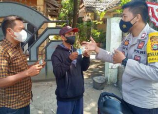 Patuh dan Disiplin Prokes, Tukang Ojek Diberi Uang