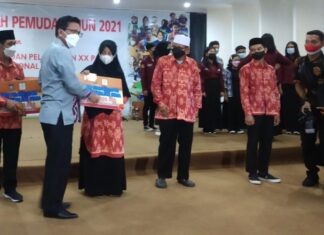 Pemprov NTB Serahkan Bonus Atlet dan Kafilah