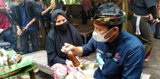 Menteri Sandiaga Uno : Dukung Penjual Jamu dengan Alat Pemarut, Proses Produktif, Ekonomi Kuat, Indonesia Bangkit