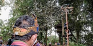 Kunjungi Desa Wisata Sesaot, Menteri Sandiaga Uno Minta Lomba Panjat Pinang Dibudayakan