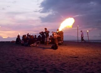 Kecak dan Gandrung Meriahkan Festival Bubur Beaq dan Bubur Puteq