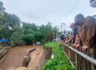 Tinjau Lokasi Banjir, Bang Zul Instruksikan Segera Perbaiki Tanggul Sungai Ranjok Gunungsari