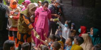 Temui Korban Banjir Batu Layar, Wagub NTB Berikan ini