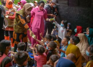 Temui Korban Banjir Batu Layar, Wagub NTB Berikan ini