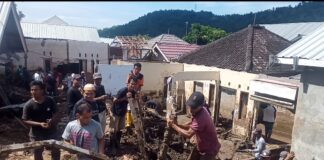 Gotong Royong, Warga Kekait Bersihkan Material Longsor