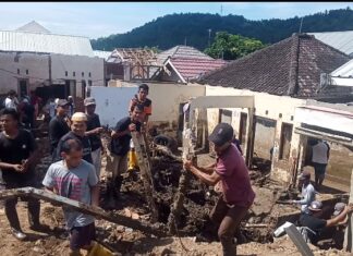 Gotong Royong, Warga Kekait Bersihkan Material Longsor